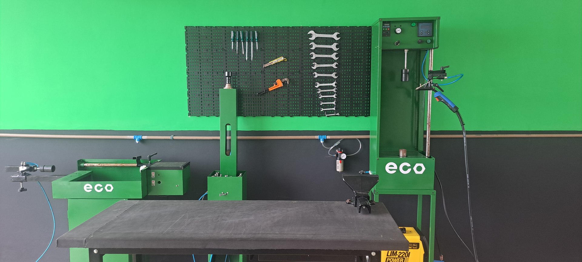 Bancada e equipamentos ECO preparados para o processo técnico